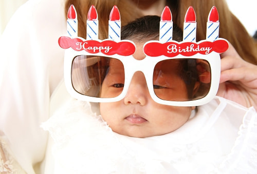 お宮参り写真 撮影場所 自宅(麻生区) 赤ちゃんがカメラマン持参のサングラスをかける、かわいい