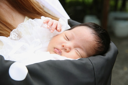 お宮参り写真 撮影場所 麻生区 琴平神社 母に抱っこされる赤ちゃん、お宮参り着物を着付け
