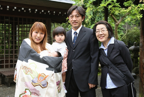 お宮参り写真 撮影場所 麻生区 琴平神社 母が赤ちゃんを抱っこ、ご家族様とおばあちゃん