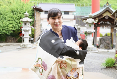 お宮参り写真 撮影場所 麻生区 琴平神社 母方祖母が赤ちゃんを抱っこ、お宮参り着物を着付け