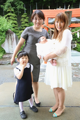 お宮参り写真 撮影場所 麻生区 琴平神社 母と赤ちゃん、母の姉と娘さん