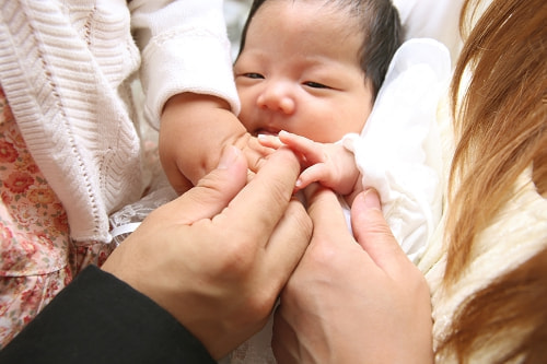 お宮参り写真 撮影場所 麻生区 琴平神社 赤ちゃんを中心に手を繋ぐ、温かい写真