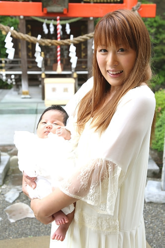 お宮参り写真 撮影場所 麻生区 琴平神社 ママと赤ちゃん、優しい写真