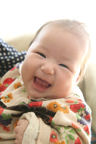 お宮参り写真 自宅 新田神社 女の子、赤ちゃん、笑顔、かわいい