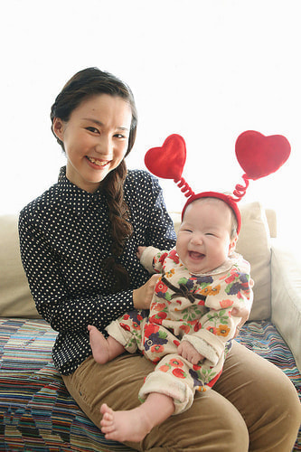 お宮参り写真 自宅 新田神社 赤ちゃん、女の子、ヘアーアクセサリー、かわいい、ママに抱っこ