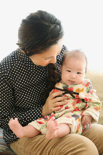 お宮参り写真 自宅 新田神社 ママと赤ちゃん、温かい写真
