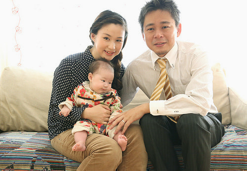 お宮参り写真 自宅 新田神社 家族写真、パパ、ママ、赤ちゃん、優しい写真