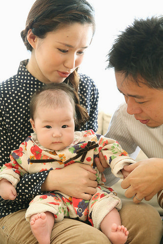 お宮参り写真 自宅 新田神社 パパと赤ちゃんとママ、温かい写真