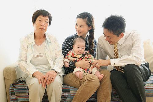 お宮参り写真 自宅 新田神社 パパとママと赤ちゃんとおばあちゃん