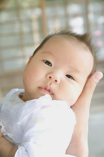 お宮参り写真 撮影場所 鎌倉 鶴岡八幡宮 赤ちゃんが目を覚ます、かわいい