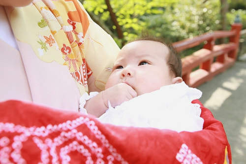 お宮参り写真 撮影場所 鎌倉 鶴岡八幡宮 ママを見つめる赤ちゃん