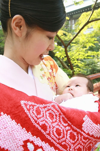 お宮参り写真 撮影場所 鎌倉 鶴岡八幡宮 ママを見つめる赤ちゃん、かわいい写真