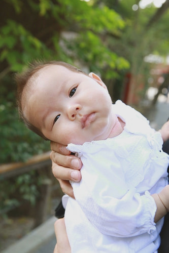 お宮参り写真 撮影場所 鎌倉 鶴岡八幡宮 かわいい表情の赤ちゃん