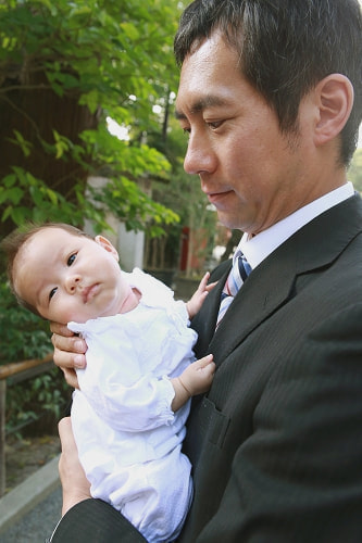 お宮参り写真 撮影場所 鎌倉 鶴岡八幡宮 かわいい表情の赤ちゃんとパパ
