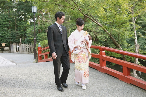 お宮参り写真 撮影場所 鎌倉 鶴岡八幡宮 赤い橋を渡る、温かい写真