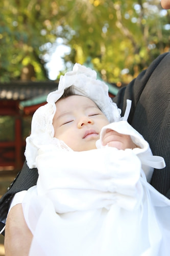 お宮参り写真 撮影場所 文京区 根津神社 眠る赤ちゃん、かわいい写真