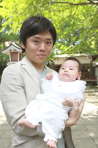 お宮参り写真 撮影場所 西東京市 田無神社 パパと赤ちゃん、温かい写真