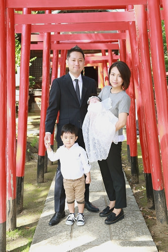 お宮参り写真 撮影場所 品川神社 赤い赤い鳥居、家族写真
