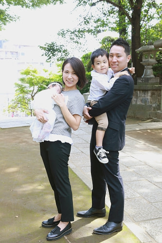 お宮参り写真 撮影場所 品川神社 綺麗な夏の緑、家族写真