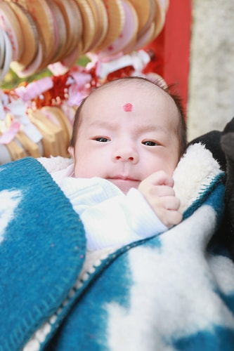 お宮参り写真 撮影場所 多摩川浅間神社 赤ちゃん、かわいい表情