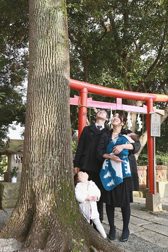 お宮参り写真 撮影場所 多摩川浅間神社 ご神木、家族写真