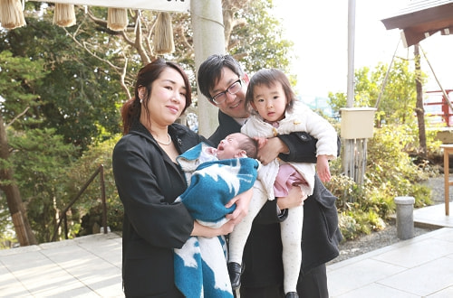お宮参り写真 撮影場所 多摩川浅間神社 鳥居の前、家族写真