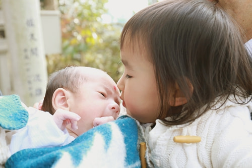 お宮参り写真 撮影場所 多摩川浅間神社 お姉ちゃんが赤ちゃんにキス