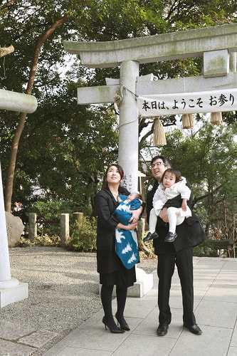 お宮参り写真 撮影場所 多摩川浅間神社 ポジティブな家族写真