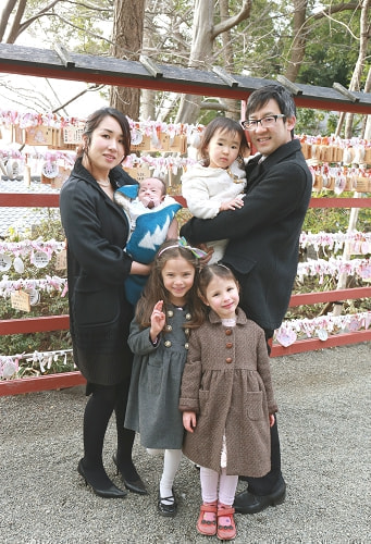 お宮参り写真 撮影場所 多摩川浅間神社 絵馬の前、家族写真、従妹