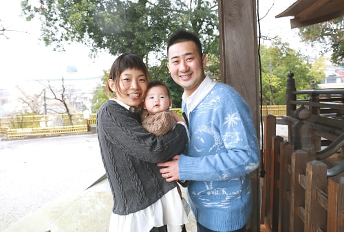 お宮参り(お食い初め)写真 撮影場所 師岡熊野神社 おしゃれ、家族写真