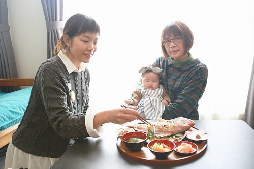 お食い初め写真 撮影場所 自宅(横浜市港北区) 母、赤ちゃん
