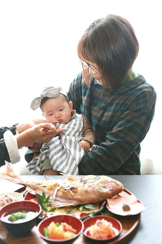 お食い初め写真 撮影場所 自宅(横浜市港北区) 食べようとする赤ちゃん、かわいい写真