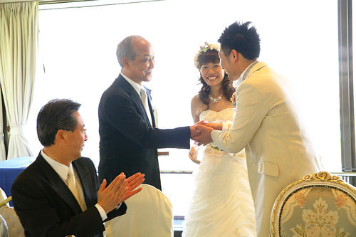 ブライダル写真 撮影場所 横浜 結婚式場 新郎、新婦父、握手
