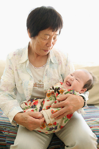 お宮参り写真 自宅 新田神社 おばあちゃん、赤ちゃん、温かい写真