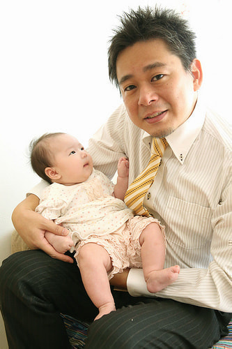 お宮参り写真 自宅 新田神社 パパと赤ちゃん、温かい写真