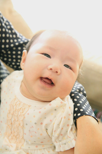 お宮参り写真 自宅 新田神社 赤ちゃんの笑顔、かわいい