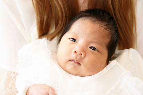 お宮参り写真 撮影場所 自宅(麻生区) 男の子の赤ちゃんも一人ショット、おめめぱっちり