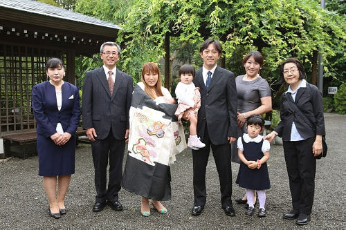 お宮参り写真 撮影場所 麻生区 琴平神社 母が抱っこ、お宮参り着物を着付け、全員集合写真2