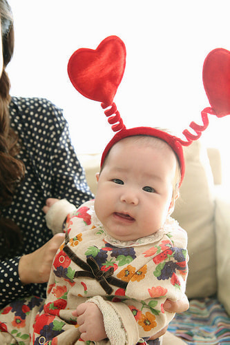 お宮参り写真 自宅 新田神社 女の子、赤ちゃん、かわいい表情