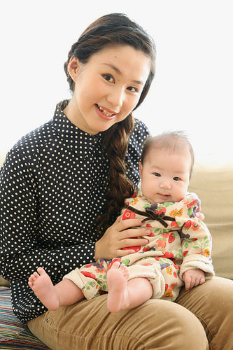 お宮参り写真 自宅 新田神社 ママと赤ちゃん、カメラ目線