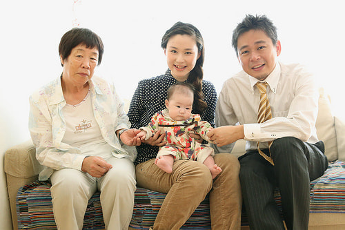 お宮参り写真 自宅 新田神社 家族写真＋おばあちゃん、温かい写真