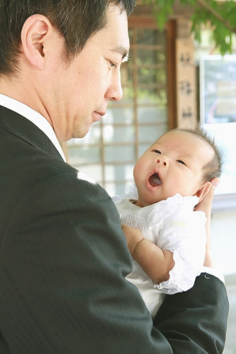 お宮参り写真 撮影場所 鎌倉 鶴岡八幡宮 赤ちゃんのアクビ