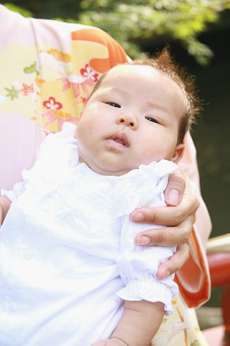 お宮参り写真 撮影場所 鎌倉 鶴岡八幡宮 赤ちゃん、ちょっと眠そう
