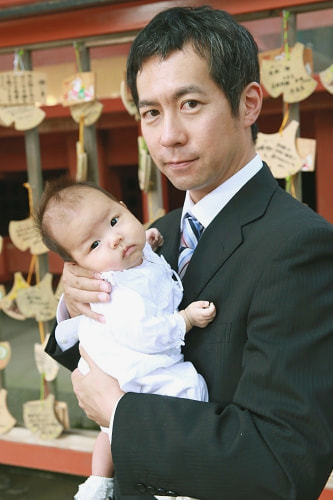 お宮参り写真 撮影場所 鎌倉 鶴岡八幡宮 絵馬、赤ちゃん、パパ