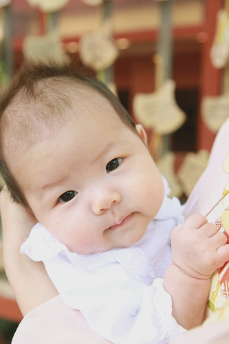 お宮参り写真 撮影場所 鎌倉 鶴岡八幡宮 絵馬、赤ちゃん、かわいい表情