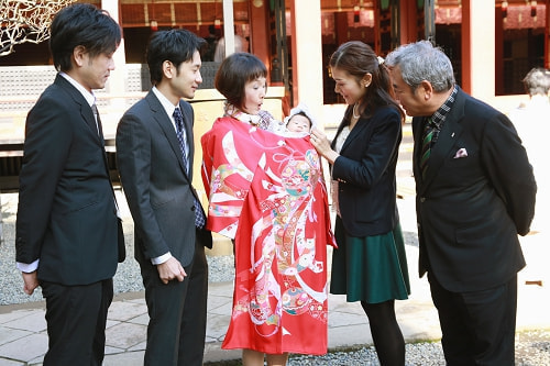 お宮参り写真 撮影場所 文京区 根津神社 お宮参り着物着付け、集合写真