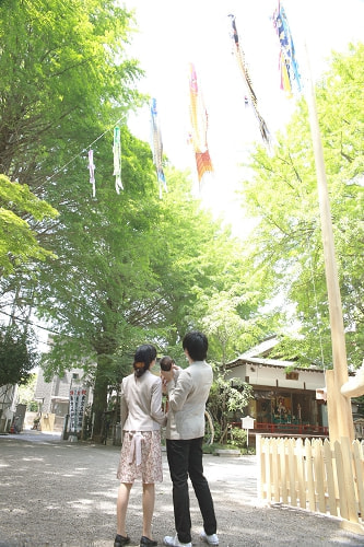 お宮参り写真 撮影場所 西東京市 田無神社 鯉のぼり、後姿