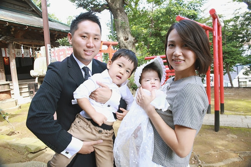お宮参り写真 撮影場所 品川神社 家族写真、温かい写真