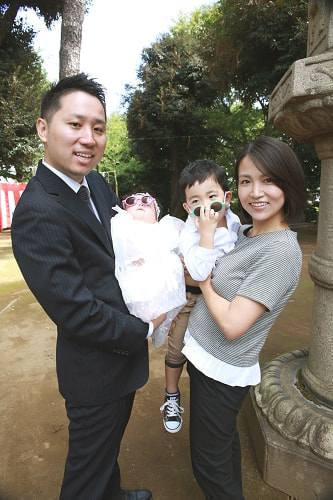 お宮参り写真 撮影場所 品川神社 おしゃれ、サングラス、家族写真