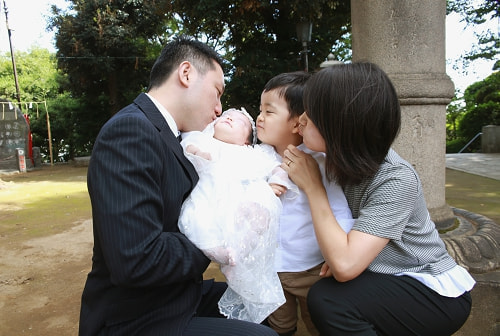 お宮参り写真 撮影場所 品川神社 赤ちゃんにキス